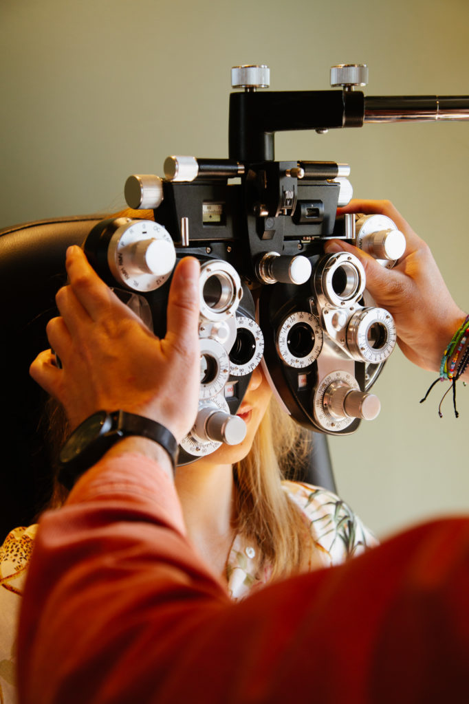 Machine réfractor pour un examen de vue chez julie opticien lunetier